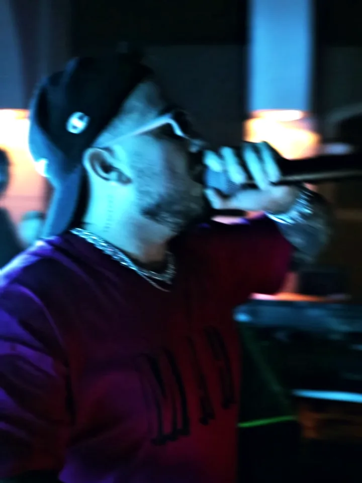 DJ Toledo cantando no microfone